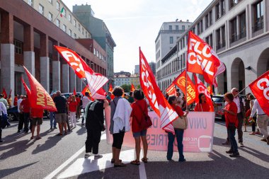 Trieste, İtalya - 03 Eylül 2022: İtalyan FIOM ve CGIL Birliği bayraklı protestocular, Wartsila grubundan işçilerin işten çıkarılmasına karşı düzenlenen gösteri sırasında.