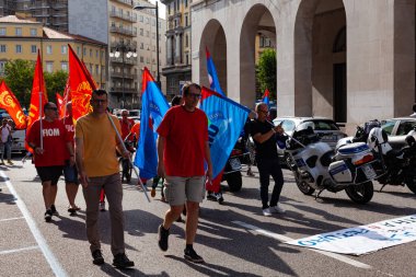 Trieste, İtalya - 03 Eylül 2022: İtalyan FIOM ve CGIL Birliği bayraklı protestocular, Wartsila grubundan işçilerin işten çıkarılmasına karşı düzenlenen gösteri sırasında.