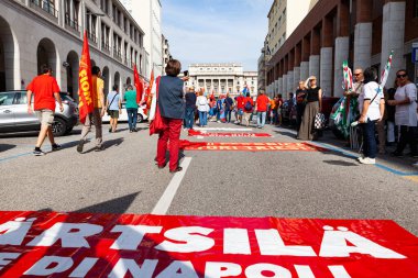 Trieste, İtalya - 03 Eylül 2022: İtalyan FIOM ve CGIL Birliği bayraklı protestocular, Wartsila grubundan işçilerin işten çıkarılmasına karşı düzenlenen gösteri sırasında.