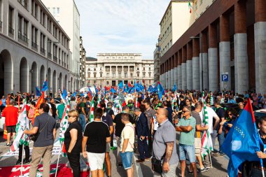Trieste, İtalya - 03 Eylül 2022: Wartsila Grou 'daki işçilerin işten çıkarılmasına karşı düzenlenen gösteri sırasında Birleşik İtalyan Sendikaları bayraklarıyla protestocular