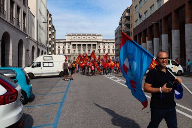 Trieste, İtalya - 03 Eylül 2022: İtalyan FIOM ve CGIL Birliği bayraklı protestocular, Wartsila grubundan işçilerin işten çıkarılmasına karşı düzenlenen gösteri sırasında.