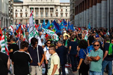 Trieste, İtalya - 03 Eylül 2022: Wartsila Grou 'daki işçilerin işten çıkarılmasına karşı düzenlenen gösteri sırasında Birleşik İtalyan Sendikaları bayraklarıyla protestocular