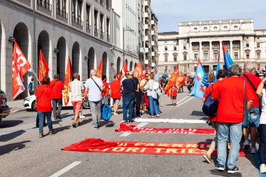 Trieste, İtalya - 03 Eylül 2022: İtalyan FIOM ve CGIL Birliği bayraklı protestocular, Wartsila grubundan işçilerin işten çıkarılmasına karşı düzenlenen gösteri sırasında.