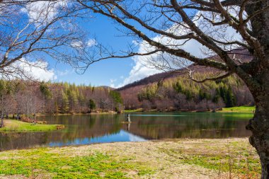 Calamone Gölü manzarası. Appennino Ulusal Parkı Tosco-Emiliano