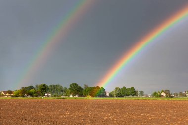 İtalya 'nın Reggio Emilia kentindeki güzel tepelerde Çifte Gökkuşağı manzarası.