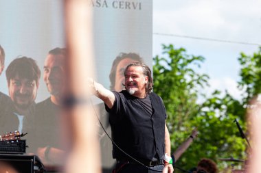 Gattatico, Reggio Emilia, İtalya - 25 Nisan 2023: Alessandro Finazzo, 25 Nisan 'da İtalya' da düzenlenen Kurtuluş Günü kutlamaları sırasında folk-rock grubu Bandabardo 'nun baş gitaristi olarak adlandırıldı.