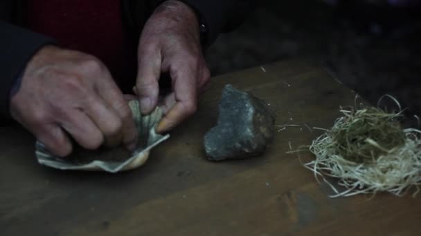고대의 불꽃놀이를 경험해보세요 숙련된 껍질에 곰팡이 가루를 부싯돌로 피웁니다 원시적 로열티 프리 스톡 비디오