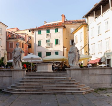 Piran, Slovenya - 26 Ağustos 2023: Piran, Slovenya 'daki eski Trg 1 Maja kare renkli binalar