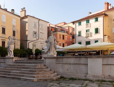 Piran, Slovenya - 26 Ağustos 2023: Piran, Slovenya 'daki eski Trg 1 Maja kare renkli binalar