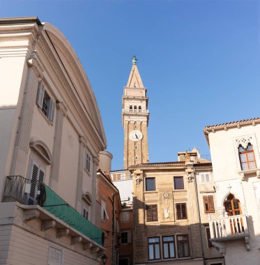St. Georges Katedrali 'nin ücretsiz ayakta duran çan kulesi evler, Piran, Slovenya, Avrupa