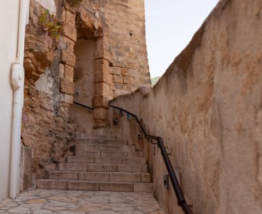 Balıkçı köyü Castellammare del Golfo 'daki Arap Norman Kalesi' nin eski kapısı, Trapani ili. Sicilya,