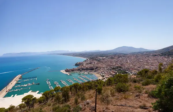 Sicilya 'nın Trapani ilindeki Castellammare del Golfo plajları ve marina ile yukarıdan manzara