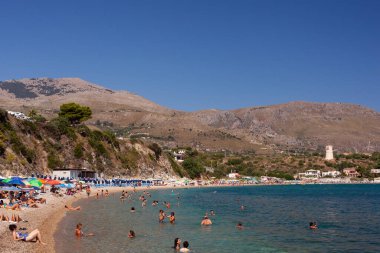 Castellammare del Golfo, İtalya - 31 Temmuz 2023: Guidaloca Sahili ve Castellammare Körfezi 'nin sakin suları, Scopello, Trapani, Sicilya