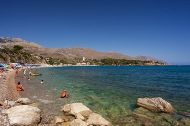 Castellammare del Golfo, İtalya - 31 Temmuz 2023: Guidaloca Sahili ve Castellammare Körfezi 'nin sakin suları, Scopello, Trapani, Sicilya