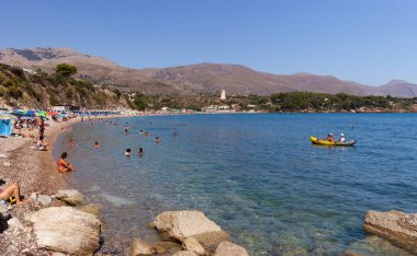 Castellammare del Golfo, İtalya - 31 Temmuz 2023: Guidaloca Sahili ve Castellammare Körfezi 'nin sakin suları, Scopello, Trapani, Sicilya