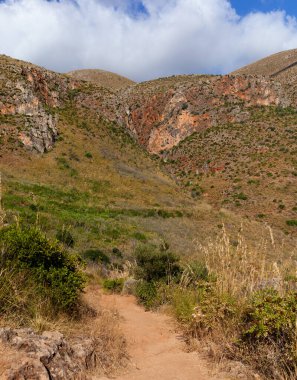 Zingaro Ulusal Parkı 'nda yürüyüş. Riserva naturale dello Zingaro Sicilya 'da kurulan ilk doğal rezervdi. Zingaro rezervinde çok çeşitli nadir bitkiler ve zengin bir fauna var.