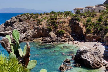 Scopello, İtalya - 30 Temmuz 2023: Sicilya Körfezi 'ndeki Castellammare Körfezi kıyısında Zingaro' da Disa körfezi