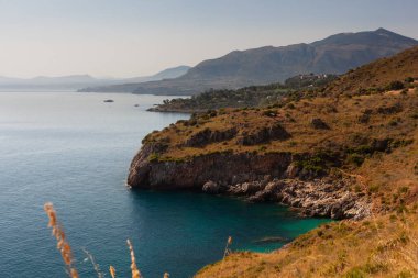 Zingaro Doğa Rezervi, Scopello, Trapani, Sicilya, İtalya 'nın dik yamaçlarındaki tepe manzarası