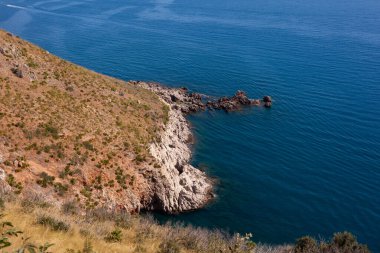 Zingaro Doğa Rezervi, Scopello, Trapani, Sicilya, İtalya 'nın dik yamaçlarındaki tepe manzarası