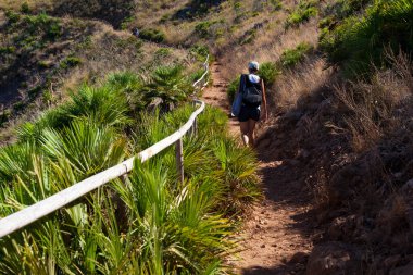 Scopello yakınlarında Zingaro 'da bir turist parkında. Sicilya Adası 'ndaki Castellammare Körfezi