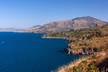 Zingaro Doğa Rezervi, Scopello, Trapani, Sicilya, İtalya 'nın dik yamaçlarındaki tepe manzarası