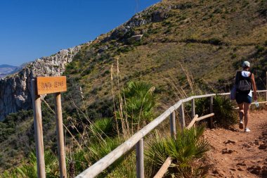 Scopello yakınlarında Zingaro 'da bir turist parkında. Sicilya Adası 'ndaki Castellammare Körfezi