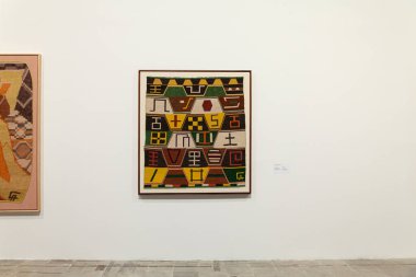 Venedik, İtalya - 17 Nisan 2024: Claudia Alarcon ve Silat 'ın sanat eserleri. Venedik bienalinin 60. uluslararası sanat sergisi sırasında Arsenale 'de sergilenen çarşaf fabrikasından örülen dokuma her yerde Yabancılar, Stranieri Ovunque papaz yardımcısı