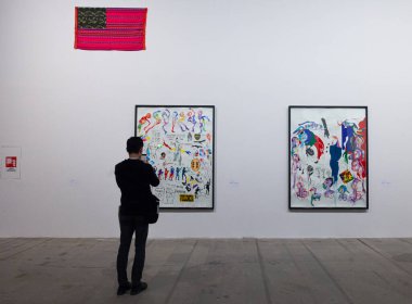 Venedik, İtalya - 17 Nisan 2024: Venedik bienalinin 60. uluslararası sanat sergisi sırasında Arsenale 'de sergilenen Virgenes Cholas adlı seriden La Chola Poblete' nin sanat eseri