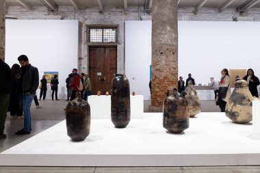 Venedik, İtalya - 17 Nisan 2024: Julia Isidrez 'in seramik heykelleri Venedik bienalinin 60. Uluslararası Sanat Sergisi' nde sergilendi.