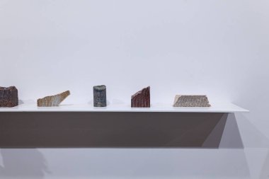 Venedik, İtalya - 18 Nisan 2024: Kurulum Venedik 'teki 60. Uluslararası Sanat Sergisi sırasında Arsenale' de sanatçılar Chlo Quenum, Moufouli Bello, Ishola Akpo, Romuald Hazoum ve Benin Pavyonu için Değerli Her şey başlıklı sergi