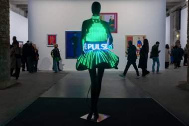 Venedik, İtalya - 17 Nisan 2024: Electric Dress 'in Yükleme Yavruları (Atsuko Tanaka, Adriano P tarafından yönetilen Stranieri Ovunque, Venedik' in 60. uluslararası bienali sırasında Arsenale 'de sergilendi.