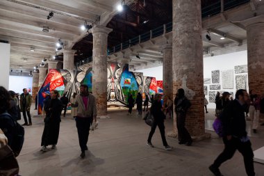 Venedik, İtalya - 17 Nisan 2024: Venedik Bienali 'nin 60. Uluslararası Sanat Sergisi' nin Ziyaretçileri Her Yerde Yabancılar, Stranieri Ovunque. Arka planda Frieda Toranzo Jaeger 'ın 