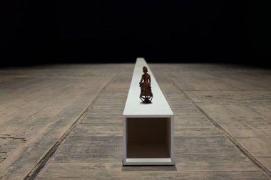 Venedik, İtalya - 18 Nisan 2024: Venedik bienalinin 60. uluslararası sanat sergisi sırasında Arsenale 'deki İtalyan Pavyonu' nda Bodhisattva pansieroso su La bemolle adlı Massimo Bartolini 'nin kurulumu