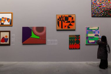 Venedik, İtalya - 19 Nisan 2024: Nucleao Storico: 2024 Venedik Sanat Bienali Direktörü Adriano Pedrosa tarafından davet edilen Central Pavilion 'un Ana Sergisi' nde sergilenen Afrikalı sanatçılar: Yabancılar Her Yerde, Stranieri