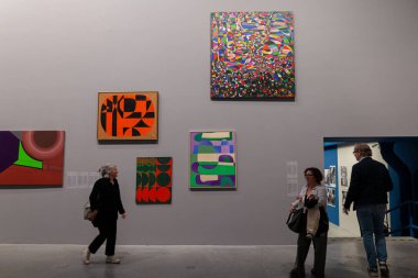 Venedik, İtalya - 19 Nisan 2024: Nucleao Storico: 2024 Venedik Sanat Bienali Direktörü Adriano Pedrosa tarafından davet edilen Central Pavilion 'un Ana Sergisi' nde sergilenen Afrikalı sanatçılar: Yabancılar Her Yerde, Stranieri