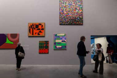 Venedik, İtalya - 19 Nisan 2024: Nucleao Storico: 2024 Venedik Sanat Bienali Direktörü Adriano Pedrosa tarafından davet edilen Central Pavilion 'un Ana Sergisi' nde sergilenen Afrikalı sanatçılar: Yabancılar Her Yerde, Stranieri