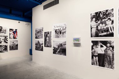 Venedik, İtalya - 18 Nisan 2024: Eski Koloni Müzesi, arşiv tabanlı kavramsal kurulum, Pablo Delano 'nun Puerto Ricos deneyimi merceğiyle kalıcı koloni yapılarını inceler. 60. Uluslararası Sanat Sergisi 