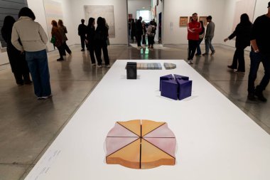 Venedik, İtalya - 19 Nisan 2024: Nedda Guidi 'nin seramik ve Terracotta heykelleri, Adriano Pedrosa' nın her yerde küratörlüğünü yaptığı Venedik Bienali 'nin 60. Uluslararası Sanat Sergisi' nde sergilendi.