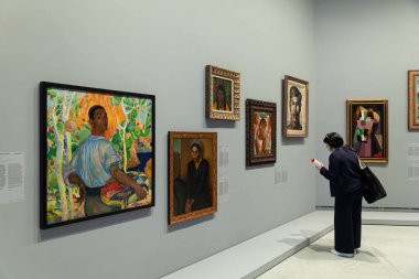 Venedik, İtalya - 18 Nisan 2024: Nucleo Storico 'nun bu bölümünde Afrika, Asya, Orta Doğu ve Latin Amerika' da çalışmış sanatçılar tarafından yapılan 100 'den fazla portre ve insan figürü sergilenmektedir. Venedik 'in 60. Uluslararası Sanat Sergisi