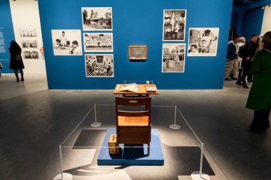 Venedik, İtalya - 18 Nisan 2024: Eski Koloni Müzesi, arşiv tabanlı kavramsal kurulum, Pablo Delano 'nun Puerto Ricos deneyimi merceğiyle kalıcı koloni yapılarını inceler. 60. Uluslararası Sanat Sergisi