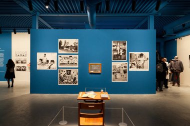 Venedik, İtalya - 18 Nisan 2024: Eski Koloni Müzesi, arşiv tabanlı kavramsal kurulum, Pablo Delano 'nun Puerto Ricos deneyimi merceğiyle kalıcı koloni yapılarını inceler. 60. Uluslararası Sanat Sergisi