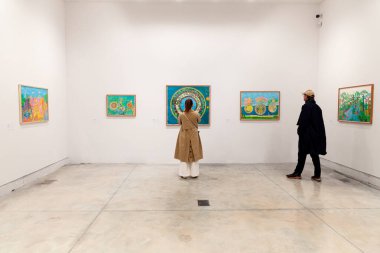 Venedik, İtalya - 19 Nisan 2024: Venedik bienali 'nin 60. Uluslararası Sanat Sergisi sırasında Aycoobo' nun resimleri Adriano Pedrosa 'nın küratörlüğünü yaptığı her yerde Yabancılar başlıklı Central Pavilion' da sergilendi