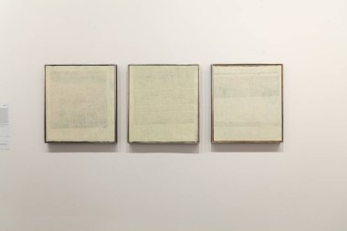 Venedik, İtalya - 19 Nisan 2024: Venedik bienalinin 60. uluslararası sanat sergisi sırasında Central Pavilion 'da sergilenen, Adriano Pedrosa' nın her yerde küratörlüğünü yaptığı Yabancılar başlıklı Roman Eveleigh tabloları