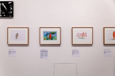 Venedik, İtalya - 19 Nisan 2024: Venedik bienali 'nin 60. Uluslararası Sanat Sergisi' nde sergilenen Joseca Mokahesi Yanomami 'nin resimleri Adriano Pedrosa' nın her yerde küratörlüğünü yaptığı Yabancılar