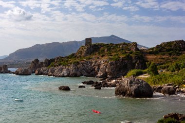 Zingaro Doğa Rezervi, Sicilya, İtalya 'daki Scopello kulesi veya Doria kulesinin görüntüsü