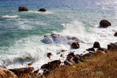 Scopello sahilindeki tipik kayalar, Trapani. İtalya