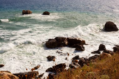 Scopello sahilindeki tipik kayalar, Trapani. İtalya