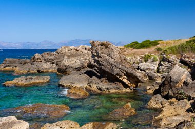 Cennet deniz masmavi su ve plaj ile Körfez kıyı şeridi iz Zingaro tabiatı Park, San Vito arasında lo Capo ve görüntüleme Scopello, Trapani eyaletinde, Sicilya, İtalya.