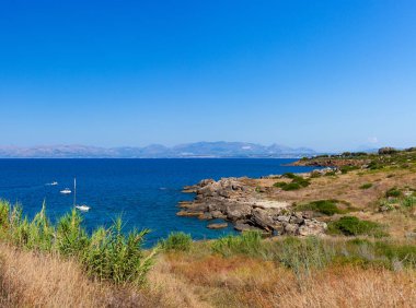 Cennet deniz masmavi su ve plaj ile Körfez kıyı şeridi iz Zingaro tabiatı Park, San Vito arasında lo Capo ve görüntüleme Scopello, Trapani eyaletinde, Sicilya, İtalya.