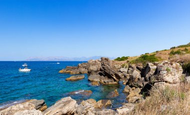 Cennet deniz masmavi su ve plaj ile Körfez kıyı şeridi iz Zingaro tabiatı Park, San Vito arasında lo Capo ve görüntüleme Scopello, Trapani eyaletinde, Sicilya, İtalya.